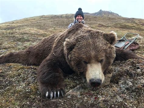  The Grizzly Bear Hunt의 거친 아름다움과 자연의 원시적 힘을 담은 작품!